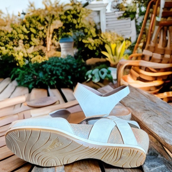 Dansko Cream Leather Vera Wedge Sandals Size 40. - Picture 7 of 11